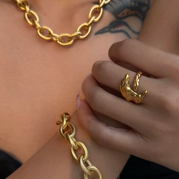 18K Gold Plated Chunky Link Chain Bracelet*Toggle Closure*Twisted Chain - Picture 4 of 4